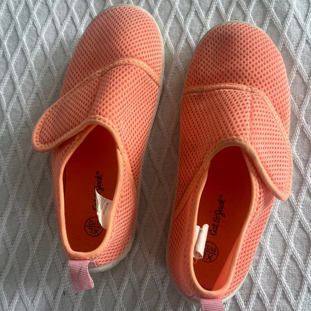 Cat & Jack girls size 11/12c water shoes